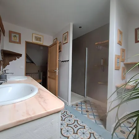 Holiday home Maison Entiere Mezieres-sur-Ponthouin