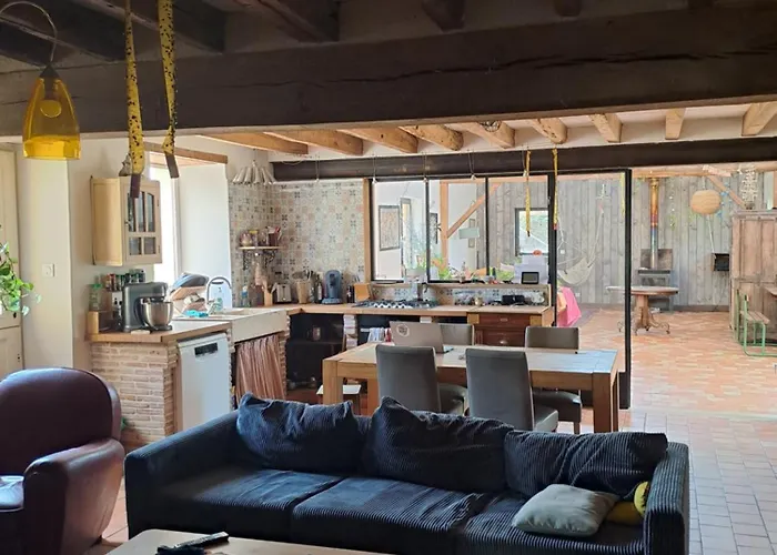 Maison Entiere * Mezieres-sur-Ponthouin